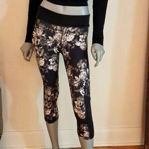🌟 3/$30. Hybo Floral Capri Leggings